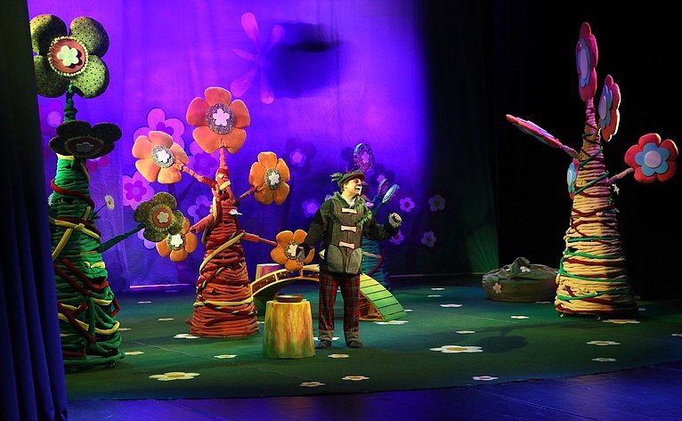 Новогодний праздник для 400 вологодских детей прошел в Вологодском театре юного зрителя