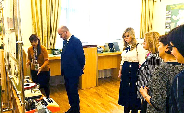 Олег Цепкин посетил музейно-экспозиционный фонд Отделения ЦБ