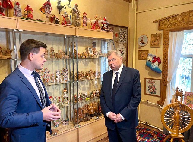 Анатолий Артамонов в рамках рабочей поездки в регион обсудил вопросы поддержки народных художественных промыслов в регионе