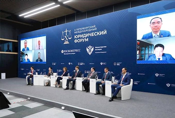 Баир Жамсуев принял участие в Петербургском международном юридическом форуме