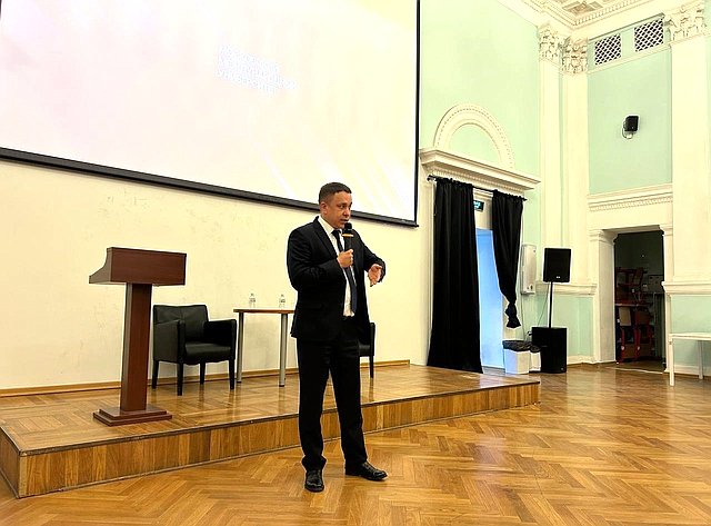 Айрат Гибатдинов встретился со студентами Московского международного университета