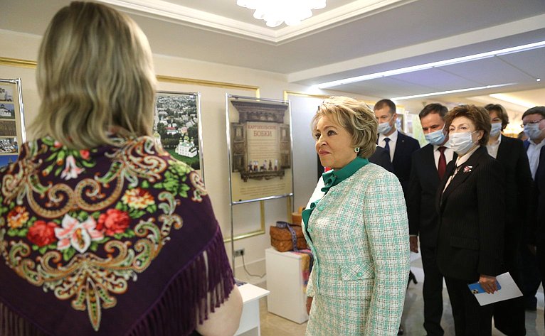 В. Матвиенко открыла выставку Каргопольской глиняной игрушки в Совете Федерации