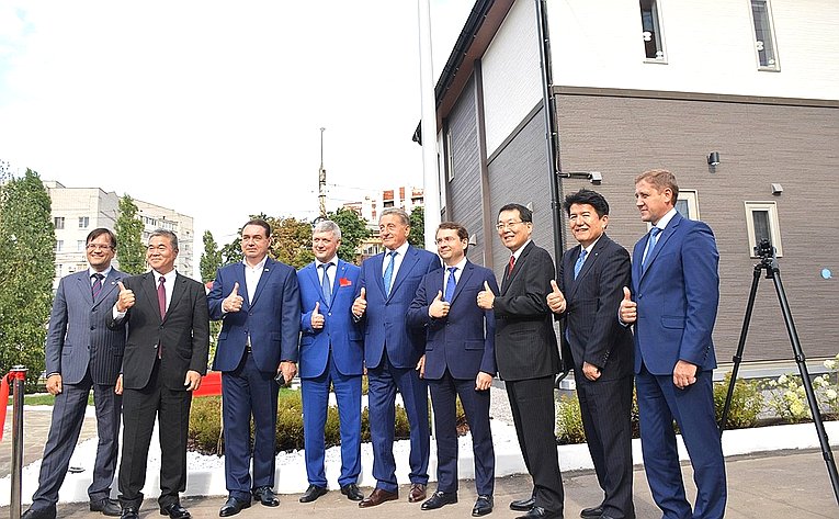 Сергей Лукин принял участие в торжественной церемонии открытия модельного «умного и здорового дома», построенного в Воронеже по японской технологии