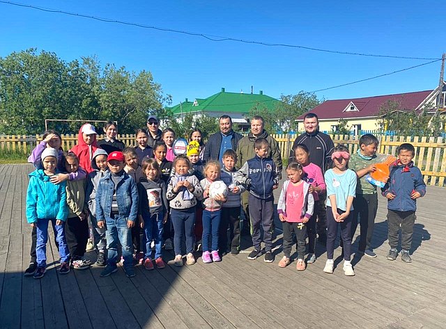 Денис Гусев проверил организацию работы поселкового детского лагеря в Ненецком автономном округе