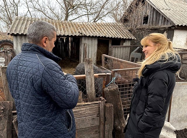 Дарья Лантратова в рамках региональной поездки посетила хозяйство Владимира Прудникова в Белокуракинском районе