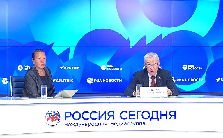 Председатель Комиссии Совета Федерации по защите государственного суверенитета и предотвращению вмешательства во внутренние дела РФ Андрей Климов провел брифинг, посвященный актуальной международной повестке