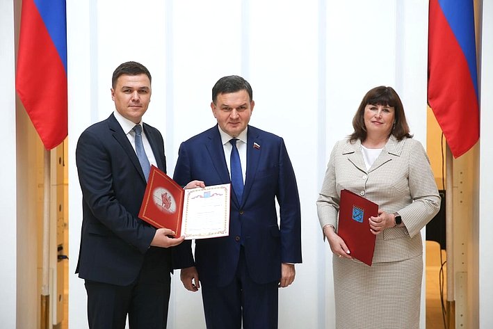 Сергей Перминов вручил письма с благодарностями сотрудникам, которые внесли вклад в успешное проведение Дней региона в Совете Федерации