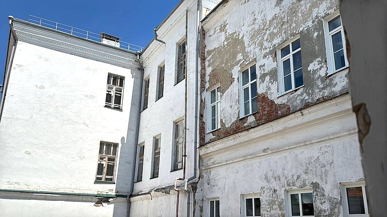 Айрат Гибатдинов проверил ход ремонта школ в Ульяновске