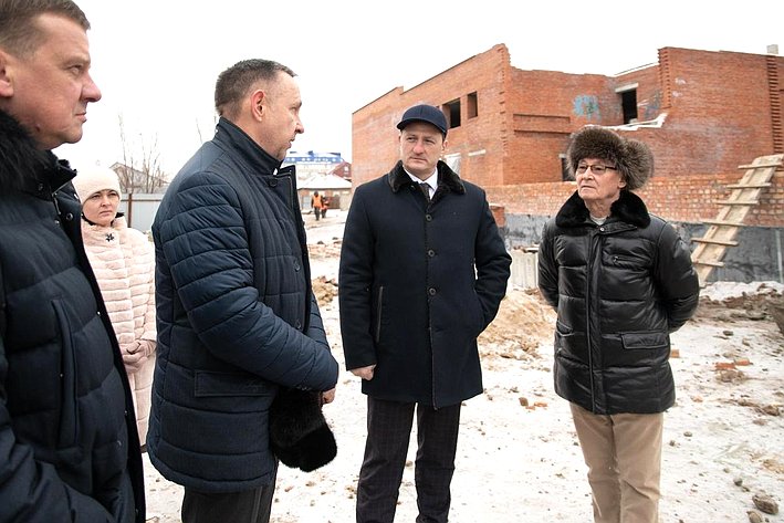 Сенатор Олег Алексеев вместе с главой района Дмитрием Романовым осмотрели строительную площадку, на которой возводится культурно-зрелищный комплекс