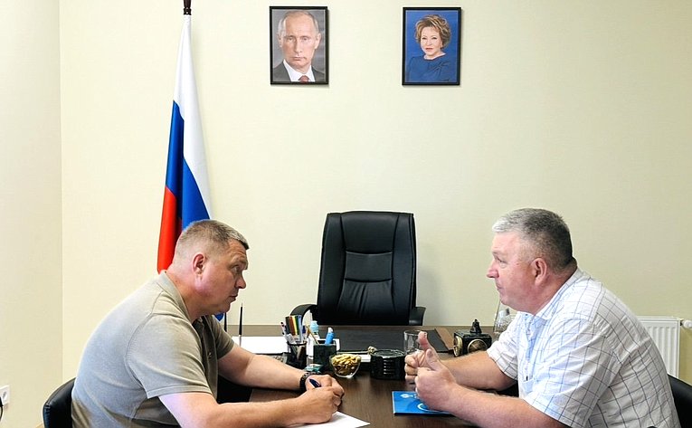 Игорь Кастюкевич провел рабочую встречу с руководителем регионального Управления Федеральной службы государственной регистрации, кадастра и картографии (Росреестра) Василием Романовым