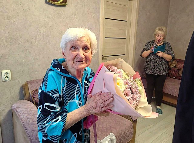 Артем Малащенков навестил и поздравил с Новым годом ветерана Великой Отечественной войны