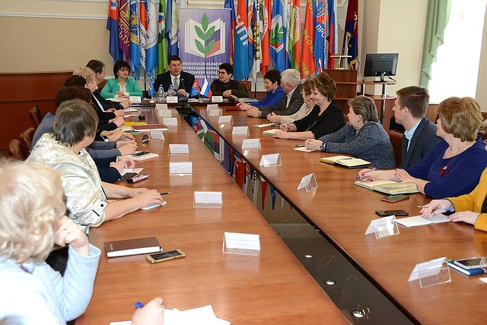 Виктор Смирнов провел встречу с профсоюзным активом и руководителями образовательных учреждений Ивановской области