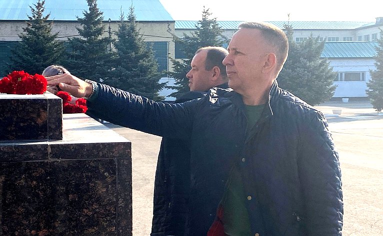 Олег Алексеев и Василий Басов возложили цветы и почтили память павших в Великой Отечественной войне