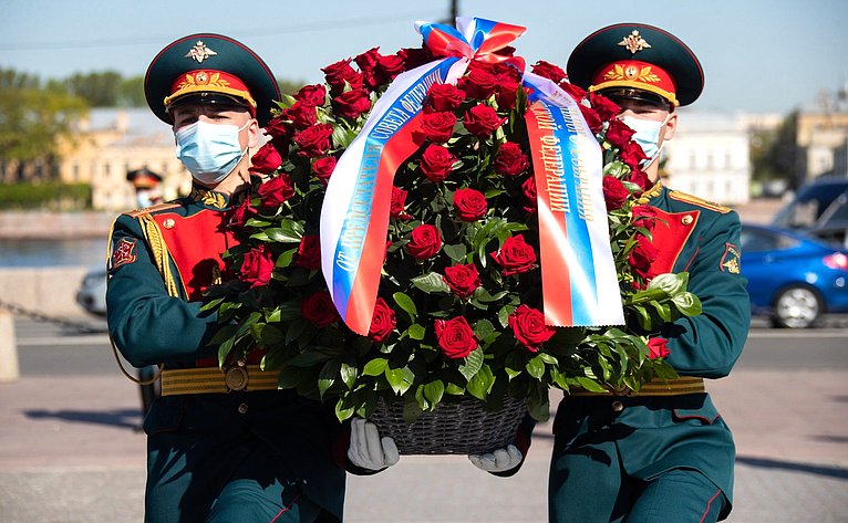Церемония возложения цветов к подножию памятника основателю Санкт-Петербурга Петру Первому
