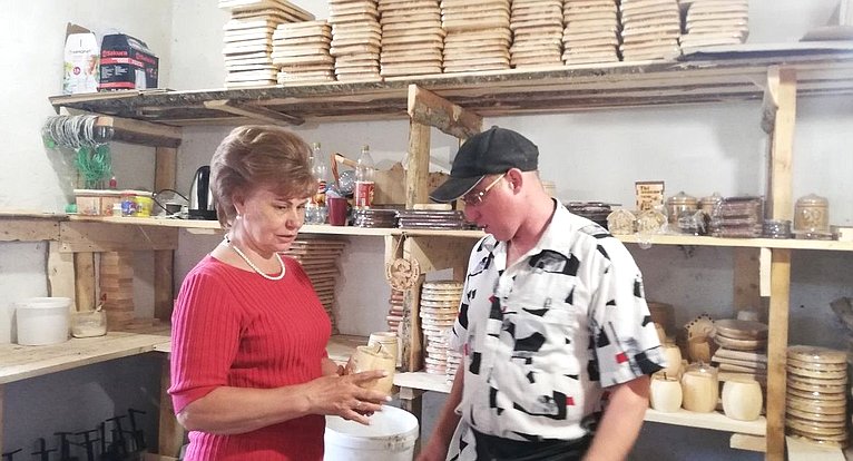 Татьяна Гигель в ходе рабочей поездки в регион встретилась с работниками компании, которая более 8 лет специализируется на изготовлении сувенирной продукции из кедра