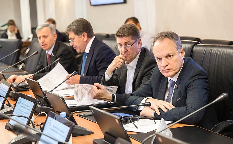 Расширенное заседание Комитета СФ по бюджету и финансовым рынкам с участием членов трехсторонней комиссии