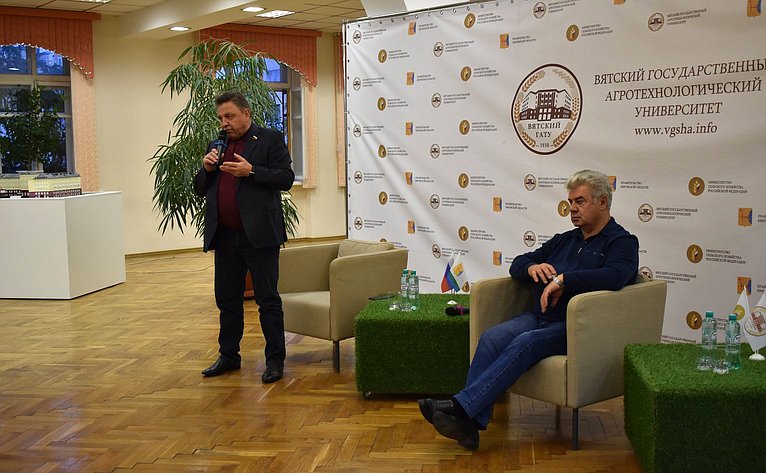 Виктор Бондарев и Вячеслав Тимченко встретились со студентами Кировской области