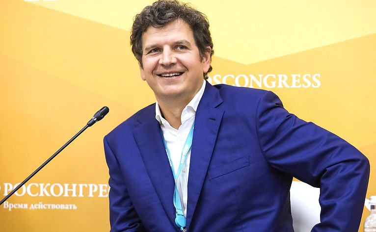 Сессия «Новые решения бизнеса и государства для развития в эпоху дефицита кадров и капитала». X Восточный экономический форум