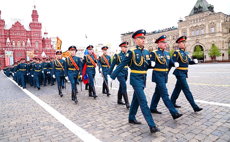 Торжественная церемония вручения дипломов выпускникам Московского высшего общевойскового командного училища на Красной площади