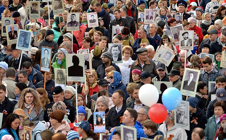 Татьяна Гигель приняла участие в праздновании 73-й годовщины Великой Победы в Горно-Алтайске, которое началось с традиционного шествия «Бессмертного полка»