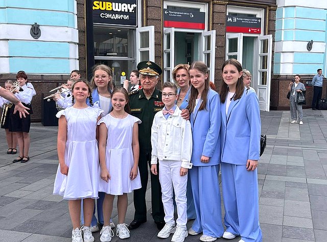 Инна Святенко встретила школьников прибывших в Москву на «Поезде памяти»