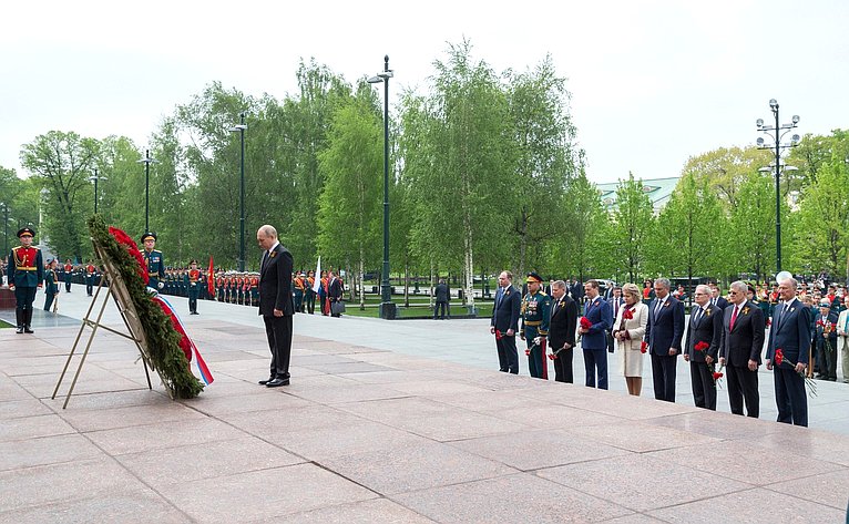 Руководители государства во главе с Президентом РФ В. Путиным возложили венок и цветы к Могиле Неизвестного Солдата у Кремлевской стены