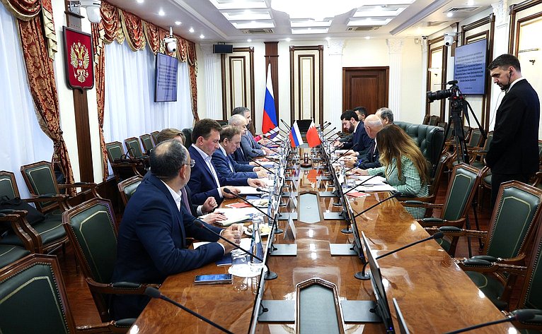 Ильяс Умаханов провел встречу с Чрезвычайным и Полномочным Послом Королевства Бахрейн в РФ Ахмедом Абдулрахманом Махмудом Аль-Саати и Главой Представительства Лиги арабских государств в России Валидом Хамидом Шилтагом