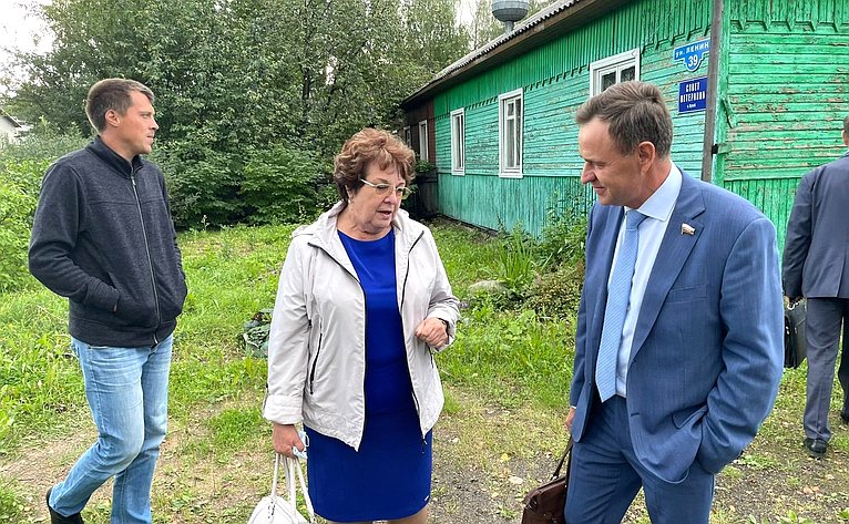 Виктор Новожилов в рамках работы в регионе посетил поселок Кулой Вельского района