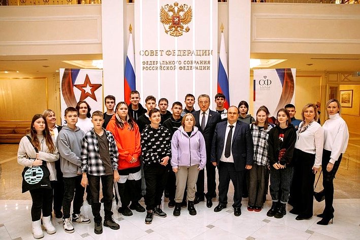 Сергей Лукин принял участие в организации экскурсионной поездки в Москву детей участников СВО