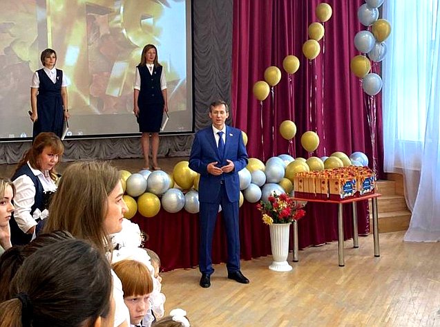 Павел Тараканов принял участие в торжественных линейках и провел открытые уроки в школах Тюменской области