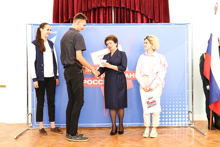 Екатерина Алтабаева вручила паспорта граждан Российской Федерации 16 севастопольским школьникам