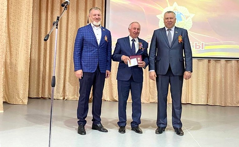 Сергей Горняков в рамках рабочей поездки в регион принял участие в торжественно-патриотических мероприятиях, посвященных празднованию Победы в Великой Отечественной войне