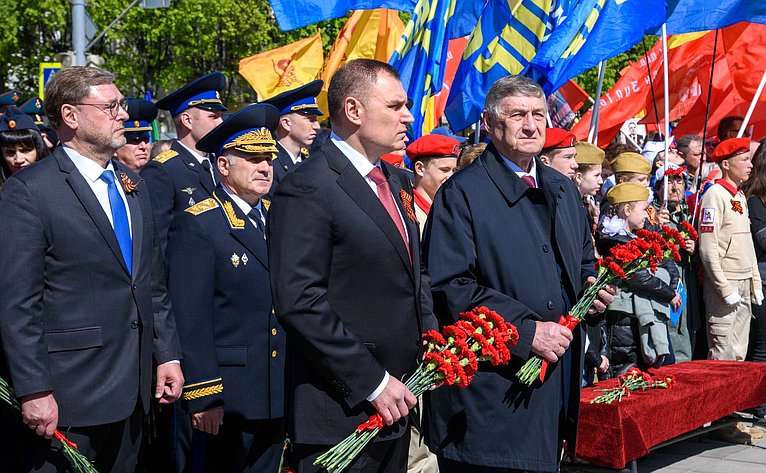 Константин Косачев, Сергей Мартынов и участники торжественного митинга возложили цветы к мемориалу Воинской Славы и Вечному огню