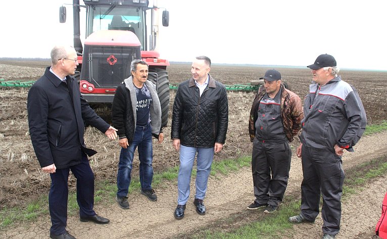 Олег Алексеев посетил крестьянское (фермерское) хозяйство, в котором занимаются производством зерновых и зернобобовых культур