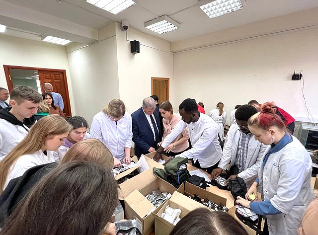 Анатолий Артамонов посетил завод «Калугаприбор», провел встречи с руководством ТПП Калужской области и волонтерами