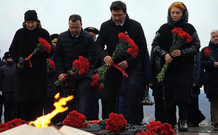 Лариса Круглова приняла участие в торжественном мероприятии у мемориала Защитникам Советского Заполярья, посвящённом 81-й годовщине разгрома немецко-фашистских войск в нашем регионе