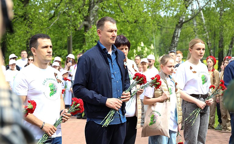 В Год защитника Отечества и 80-летия Победы в Великой Отечественной войне 1941–1945 годов сенаторы РФ и сотрудники Аппарата СФ провели акцию «Сад Памяти» — высадили 250 кустов сирени в музее-заповеднике «Горки Ленинские»