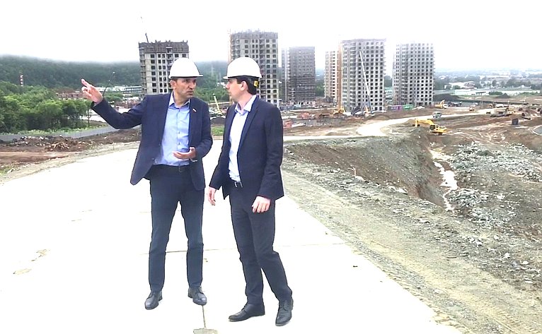 Андрей Хапочкин вместе со специалистами Минстроя посетил площадку будущего жилого комплекса «Уюн Парк»