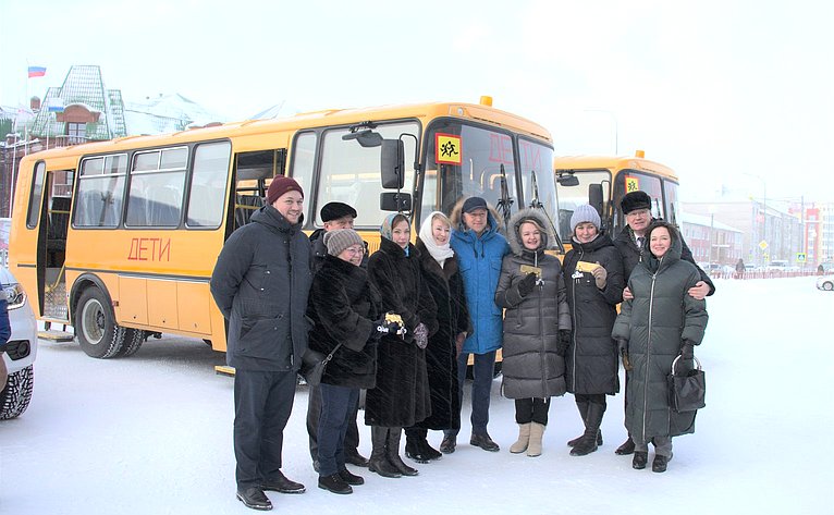 Римма Галушина приняла участие в передаче нового автотранспорта образовательным и медицинским организациям Ненецкого автономного округа