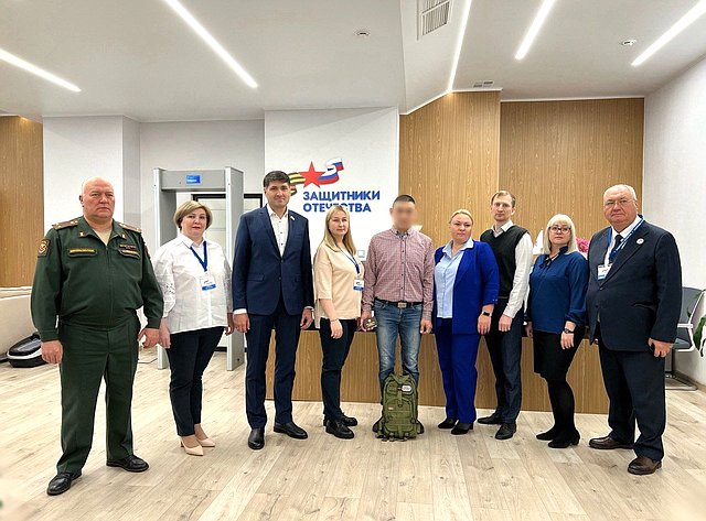 Владимир Пушкарёв посетил филиалы фонда «Защитники Отечества» в Салехарде и Ноябрьске