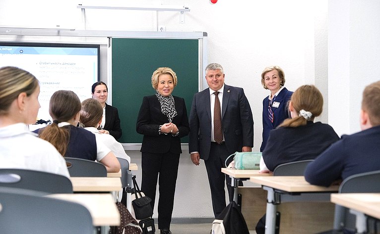 В рамках работы Х Парламентского форума «Историко-культурное наследие России» в Великом Новгороде Валентина Матвиенко посетила детскую общеобразовательную школу имени Г.Р. Державина и Дом музыки имени С.В. Рахманинова