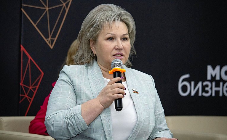 Елена Писарева в ходе поездки в регион приняла участие в экономическом форуме «Грани женского лидерства»