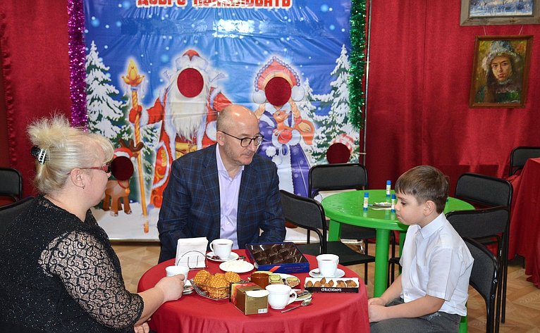 Олег Цепкин принял участие в благотворительной акции «Ёлка желаний»