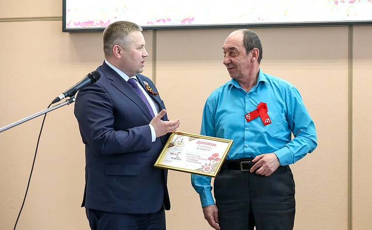 Денис Гусев наградил ветеранов-победителей патриотического конкурса стихотворений о войне