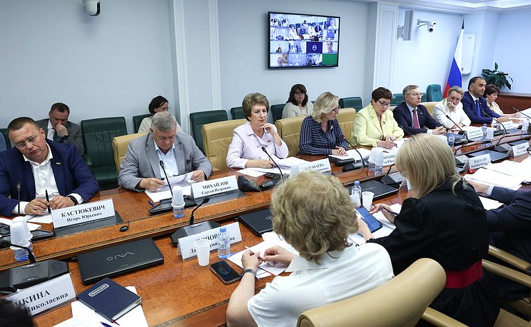 Совещание Комитета Совета Федерации по социальной политике на тему «Совершенствование системы обязательного медицинского страхования»