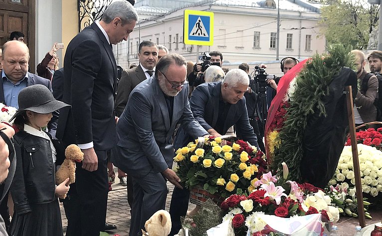 Александр Тотоонов принял участие в траурных мероприятиях в Москве, посвященных годовщине трагедии в Беслане