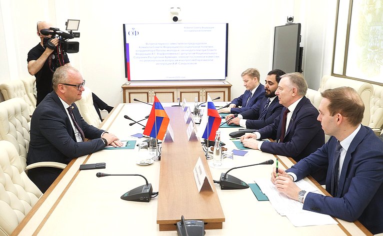 Встреча первого заместителя председателя Комитета СФ по социальной политике Александра Варфоломеева с депутатом Национального Собрания Республики Армения Алексеем Сандыковым