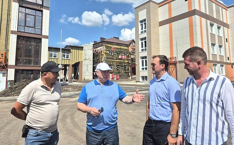 Василий Голубев и Николай Гончаров проинспектировали ход реконструкции Мариинской женской гимназии в посёлке Шолоховский Белокалитвинского района