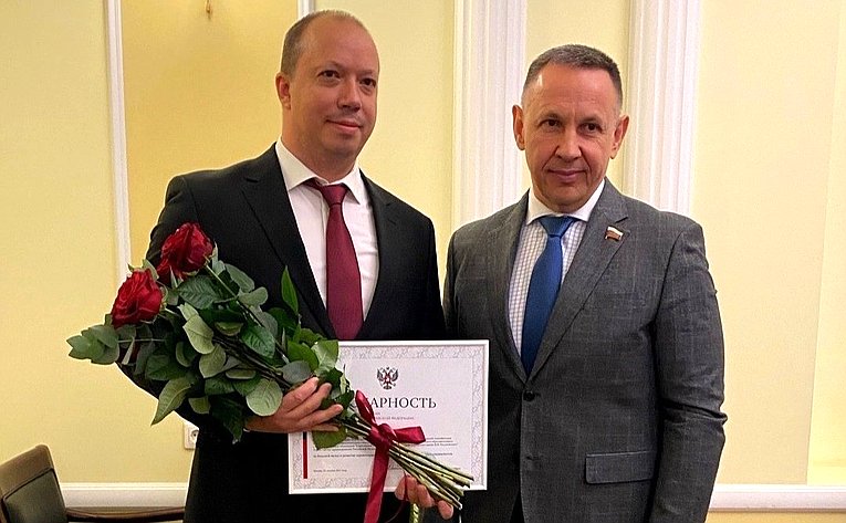 Олег Алексеев в ходе работы в регионе вручил Благодарственные письма Председателя Совета Федерации