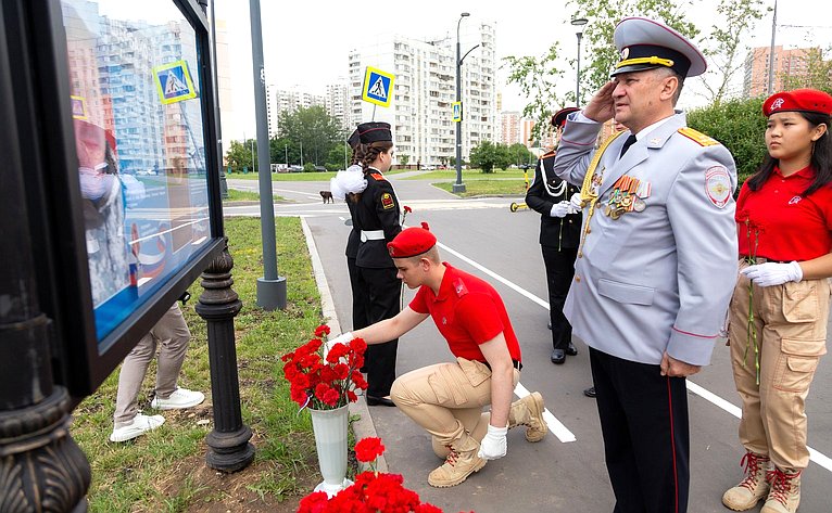 Стенды в память о погибших участниках специальной военной операции установлены на Аллее ветеранов в районе Марьино